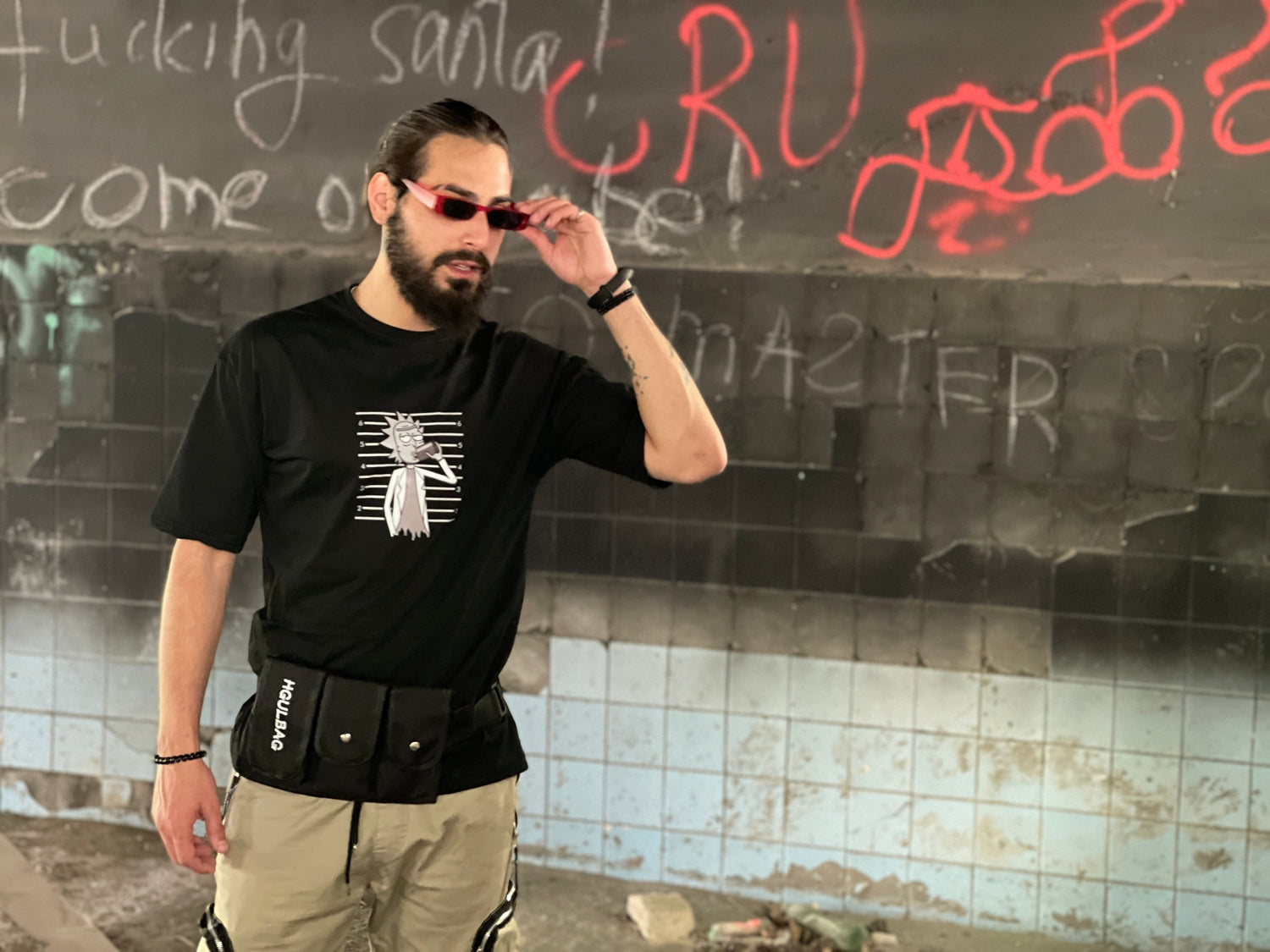 თბილისში ბიჭი სათვალით და ჩანთით