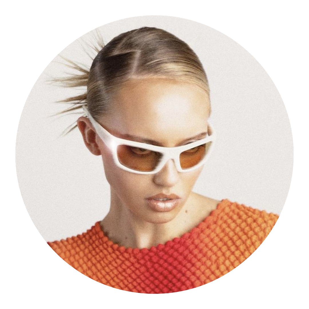 გოგოს უკეთია სათვალე